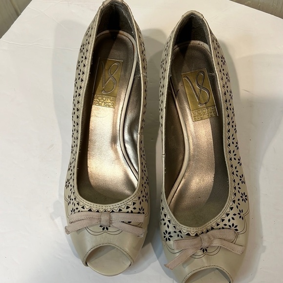 Victoria Spenser Beige Peep Toe Heels Size 8 - Picture 1 of 8